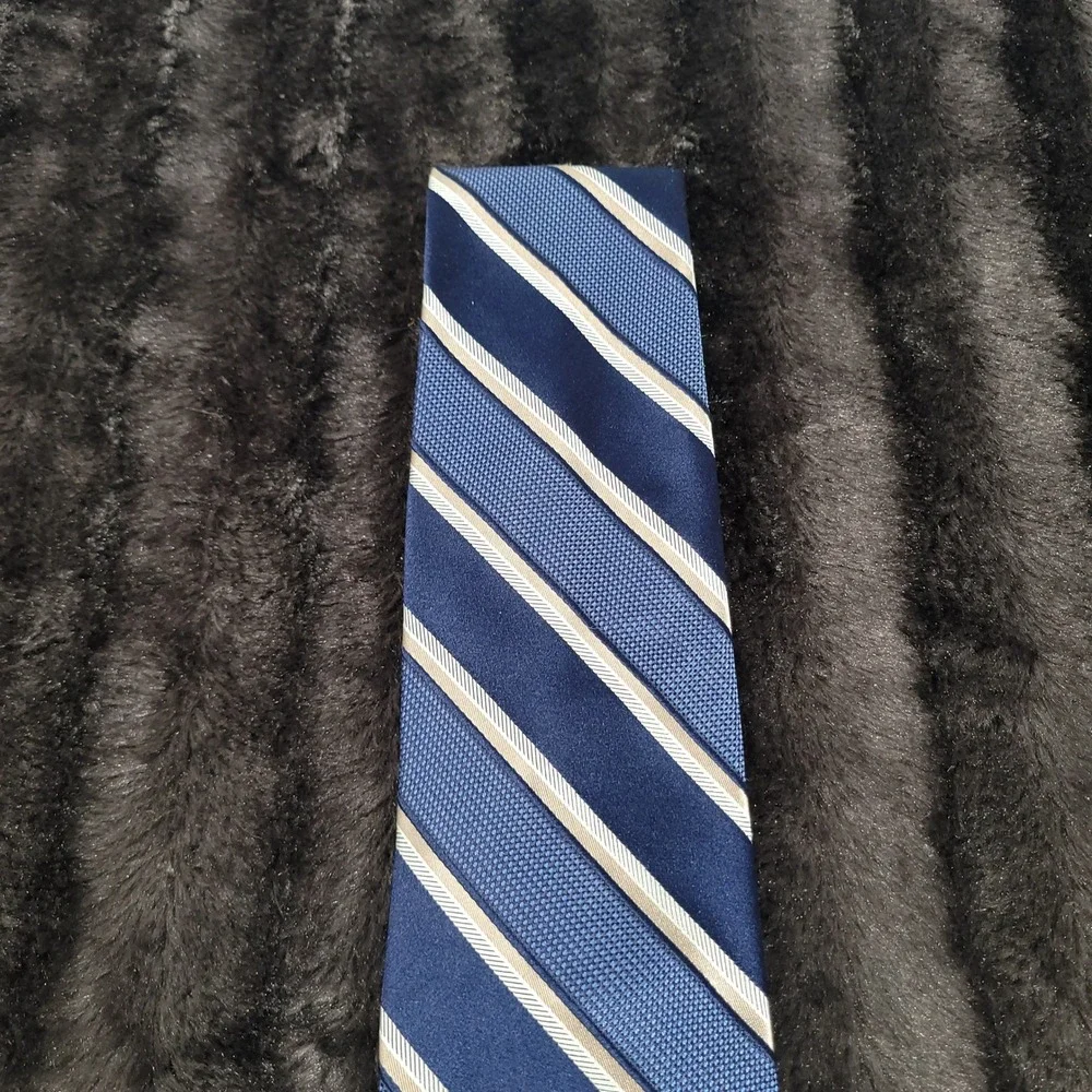 Michael Michael Kors Mens Silk Necktie Navy Blue Tan Striped Silk Tie RN 121148